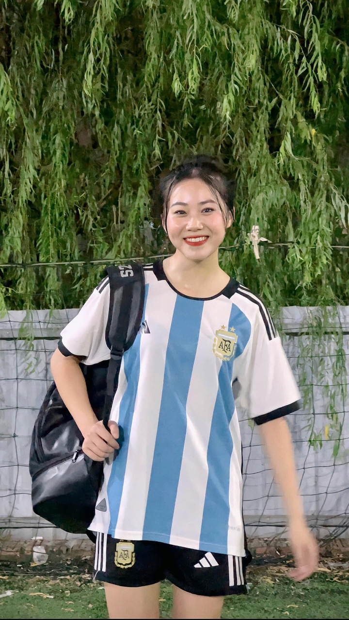 Hot girl Nóng cùng World Cup 2022: Mê Messi, kỹ năng đá bóng không phải dạng vừa - 3
