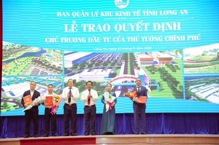 Trao quyết định chủ trương đầu tư khu công nghiệp Tân Tập, Long An - 1