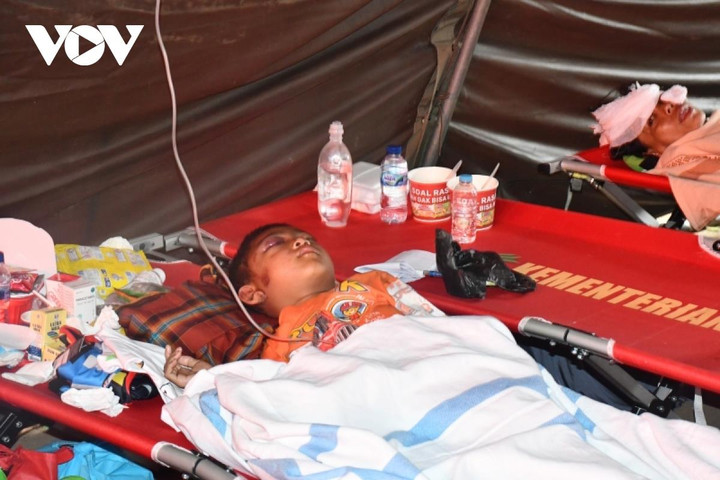 Những hình ảnh thương đau giữa tâm chấn trận động đất ở Indonesia - 11