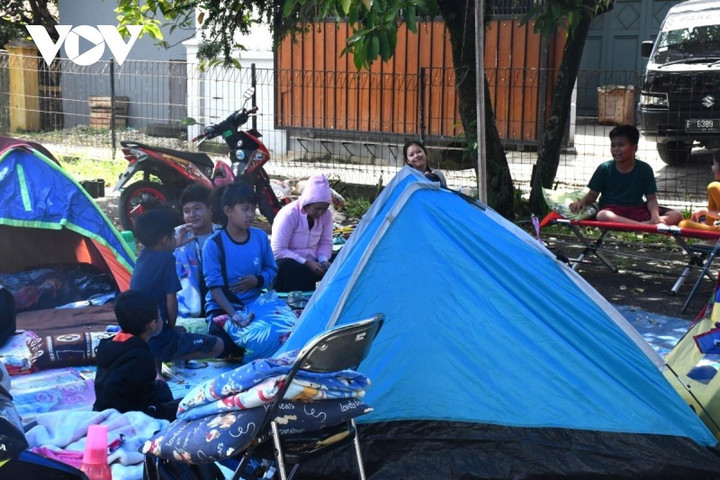 Những hình ảnh thương đau giữa tâm chấn trận động đất ở Indonesia - 4