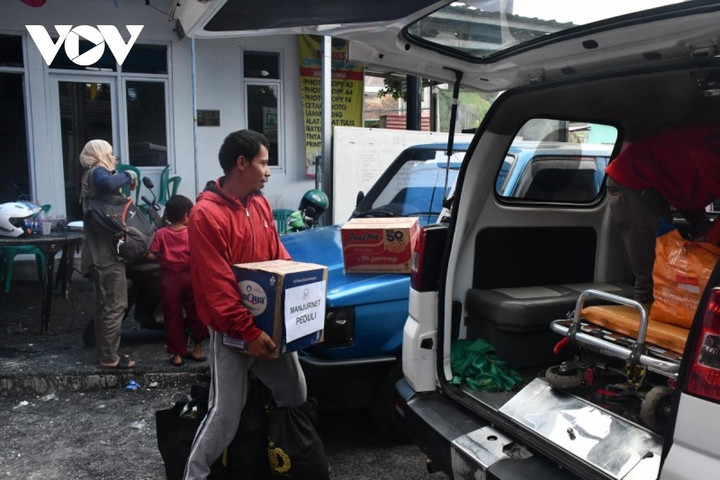 Những hình ảnh thương đau giữa tâm chấn trận động đất ở Indonesia - 6