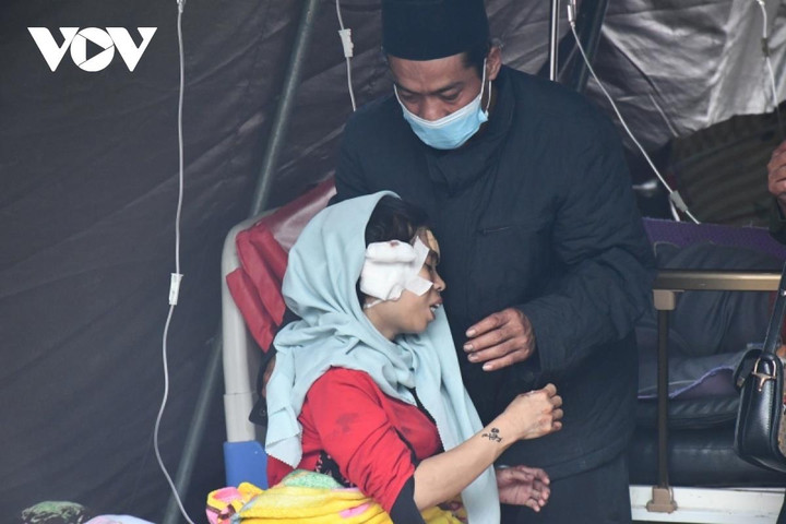 Những hình ảnh thương đau giữa tâm chấn trận động đất ở Indonesia - 9