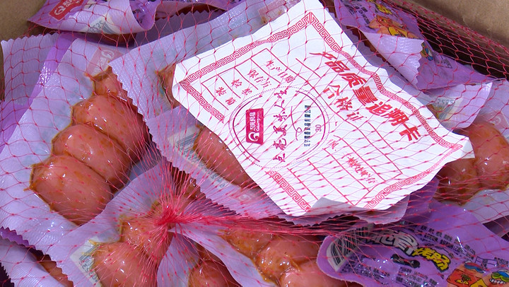 Kiểm tra xe dấu hiệu vi phạm giao thông, phát hiện 36.000 gói xúc xích nhập lậu - 2