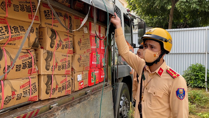 Kiểm tra xe dấu hiệu vi phạm giao thông, phát hiện 36.000 gói xúc xích nhập lậu - 1