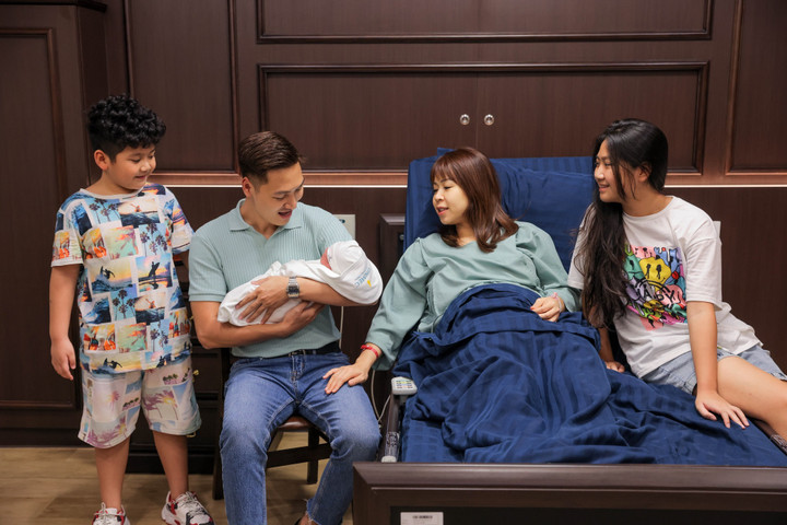 Vợ chồng diễn viên Mạnh Trường đón bé thứ 3 tại Vinmec Times City - 1