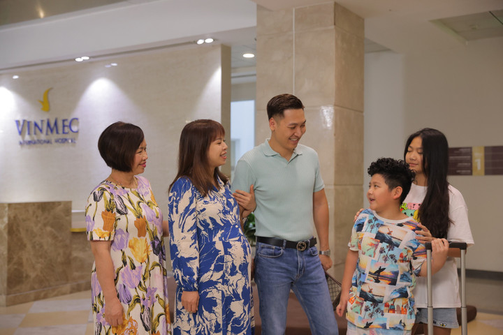 Vợ chồng diễn viên Mạnh Trường đón bé thứ 3 tại Vinmec Times City - 2