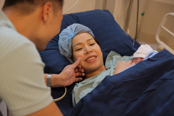 Vợ chồng diễn viên Mạnh Trường đón bé thứ 3 tại Vinmec Times City - 3