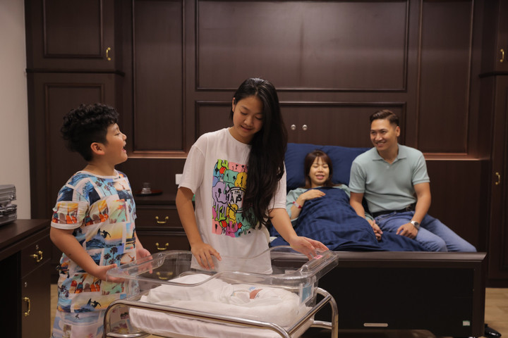 Vợ chồng diễn viên Mạnh Trường đón bé thứ 3 tại Vinmec Times City - 4