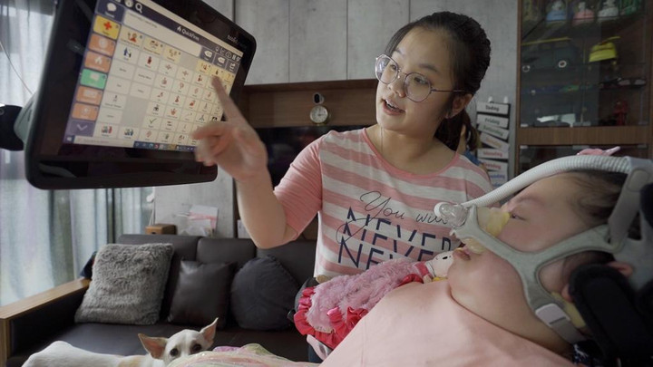 Nữ sinh quyết rời trường học để ở nhà chăm em nằm liệt giường đầy xúc động - 3