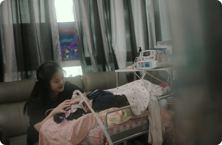 Nữ sinh quyết rời trường học để ở nhà chăm em nằm liệt giường đầy xúc động - 5