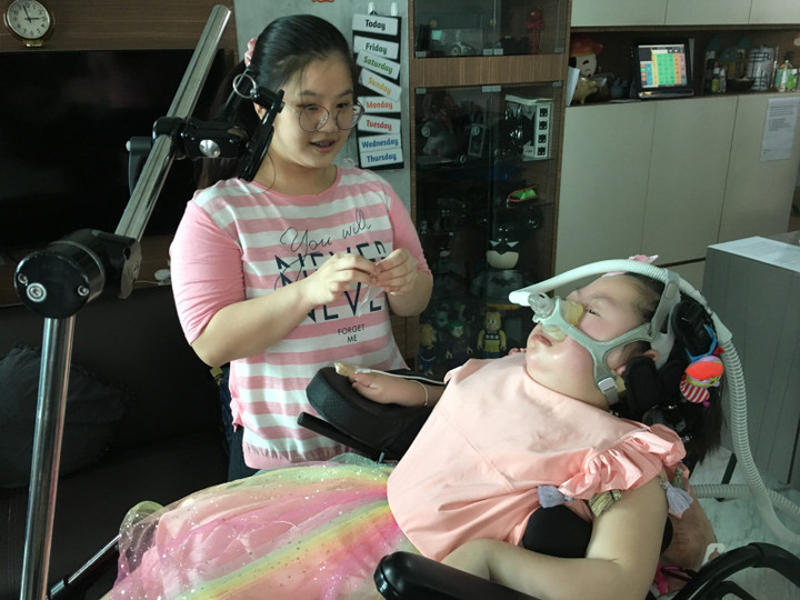 Nữ sinh quyết rời trường học để ở nhà chăm em nằm liệt giường đầy xúc động - 2