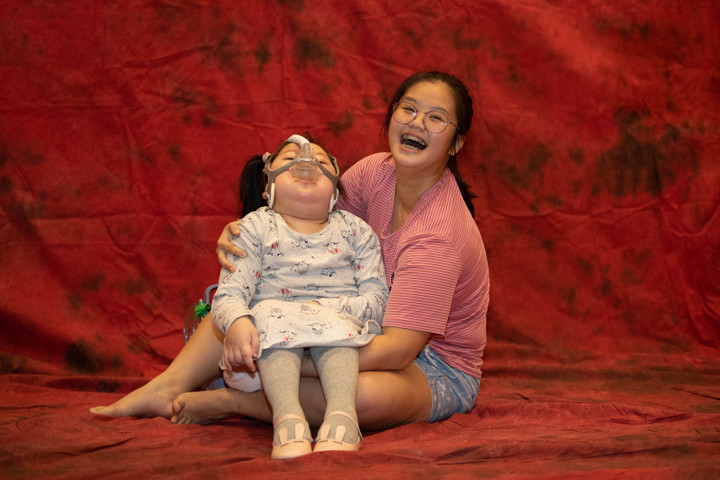 Nữ sinh quyết rời trường học để ở nhà chăm em nằm liệt giường đầy xúc động - 1