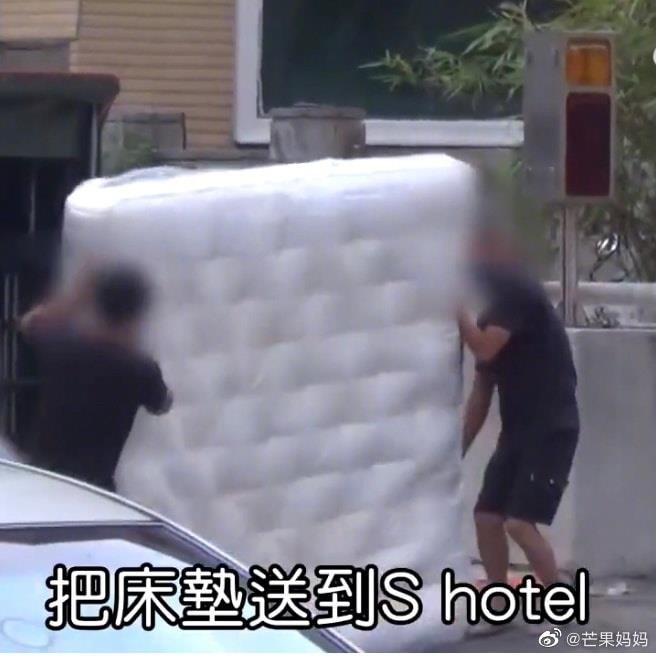 Từ Hy Viên ảnh 1 Chồng mới bị mỉa mai, Từ Hy Viên mang tấm nệm trả cho chồng cũ - 3