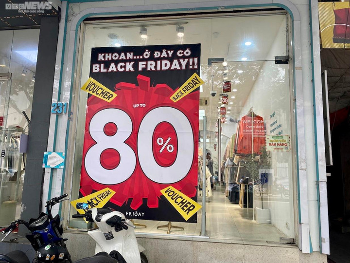 Black Friday: Thời trang giảm giá 'sập sàn' tới 80%, khách vẫn thờ ơ - 5
