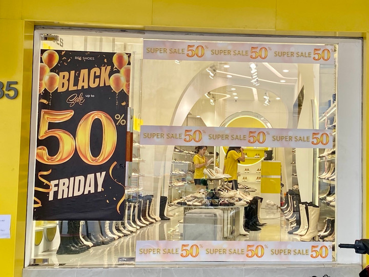 Black Friday: Thời trang giảm giá 'sập sàn' tới 80%, khách vẫn thờ ơ - 6