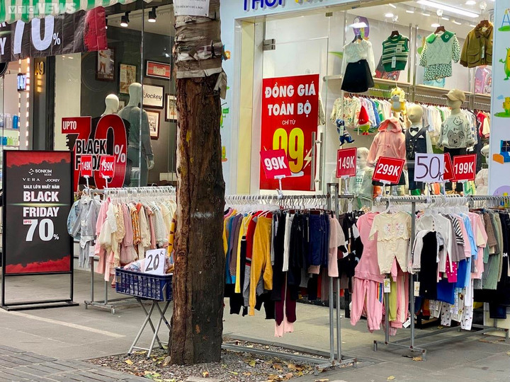 Black Friday: Thời trang giảm giá 'sập sàn' tới 80%, khách vẫn thờ ơ - 8