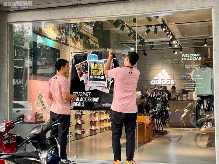 Black Friday: Thời trang giảm giá 'sập sàn' tới 80%, khách vẫn thờ ơ - 10