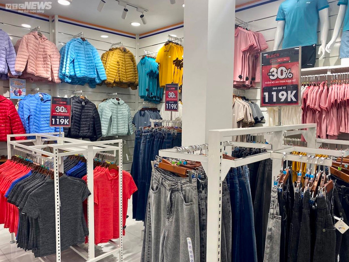 Black Friday: Thời trang giảm giá 'sập sàn' tới 80%, khách vẫn thờ ơ - 3