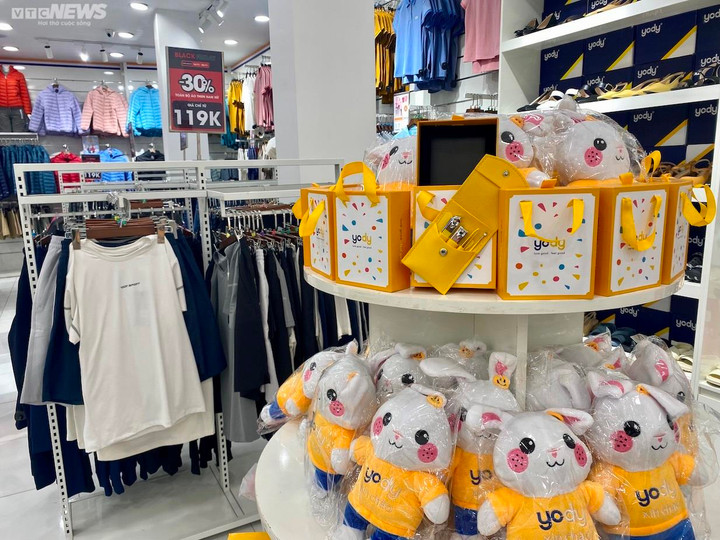 Black Friday: Thời trang giảm giá 'sập sàn' tới 80%, khách vẫn thờ ơ - 4