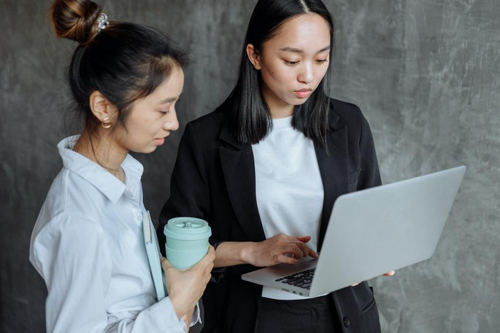 Vì sao nên có nhân viên thích 'bợ đỡ' sếp trong nhóm làm việc? - 1