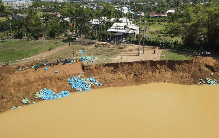 'Hà bá' ngoạm 3ha đất, uy hiếp nhà cửa: Quảng Nam muốn 'rót' 100 tỷ dựng bờ kè - 1