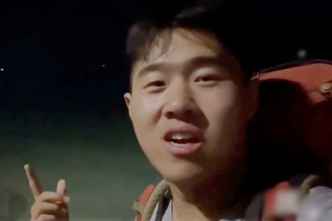 Chàng trai bỏ việc, đạp xe 2.000 km đến Qatar xem World Cup - 1