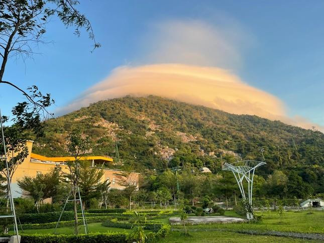 Giải mã đám mây hình 'đĩa bay' trên núi Bà Đen - 3