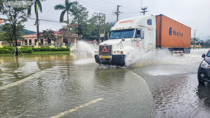 Đường biến thành sông, hàng trăm người bỏ ô tô bì bõm lội vào ủy ban huyện - 1