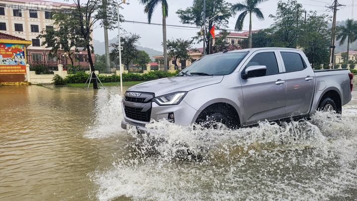 Đường biến thành sông, hàng trăm người bỏ ô tô bì bõm lội vào ủy ban huyện - 7
