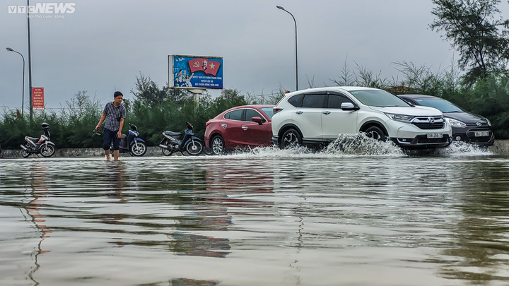 Đường biến thành sông, hàng trăm người bỏ ô tô bì bõm lội vào ủy ban huyện - 4