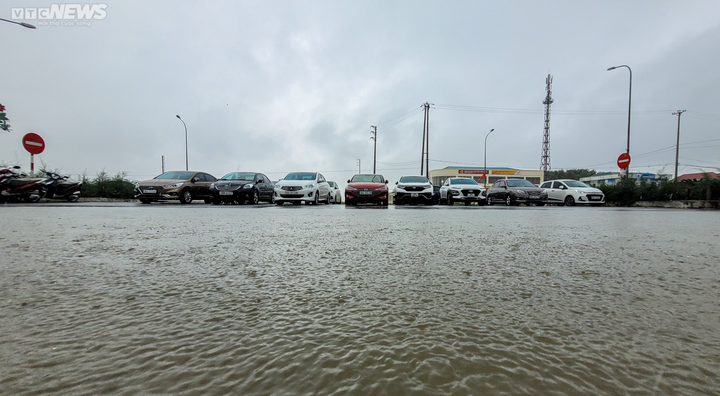 Đường biến thành sông, hàng trăm người bỏ ô tô bì bõm lội vào ủy ban huyện - 11