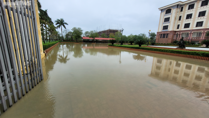 Đường biến thành sông, hàng trăm người bỏ ô tô bì bõm lội vào ủy ban huyện - 5