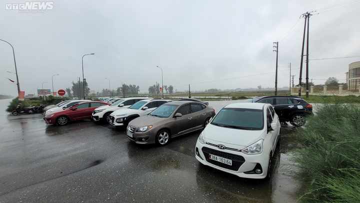 Đường biến thành sông, hàng trăm người bỏ ô tô bì bõm lội vào ủy ban huyện - 8