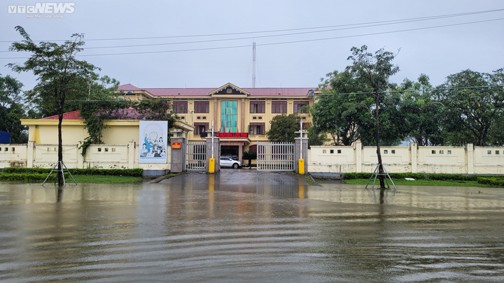 Đường biến thành sông, hàng trăm người bỏ ô tô bì bõm lội vào ủy ban huyện - 10