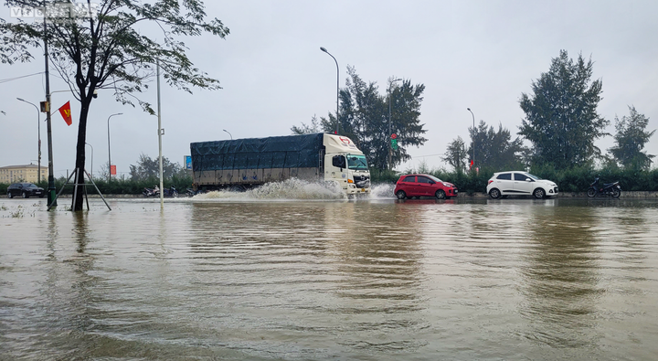 Đường biến thành sông, hàng trăm người bỏ ô tô bì bõm lội vào ủy ban huyện - 2