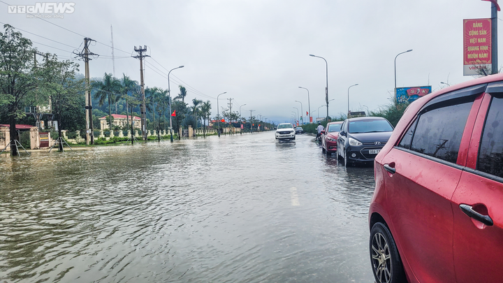 Đường biến thành sông, hàng trăm người bỏ ô tô bì bõm lội vào ủy ban huyện - 9