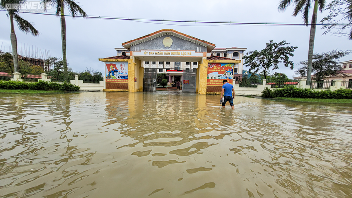 Đường biến thành sông, hàng trăm người bỏ ô tô bì bõm lội vào ủy ban huyện - 3
