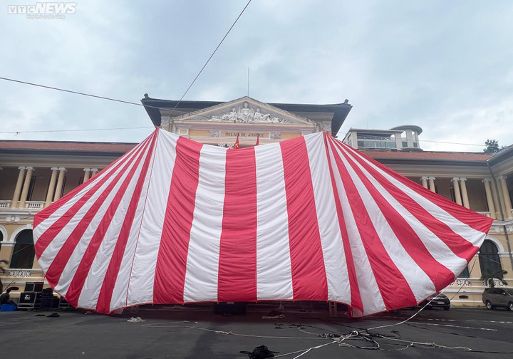 Xét xử dì ghẻ hành hạ bé gái 8 tuổi tới chết: Tòa cho dựng rạp, lắp màn hình LED - 1