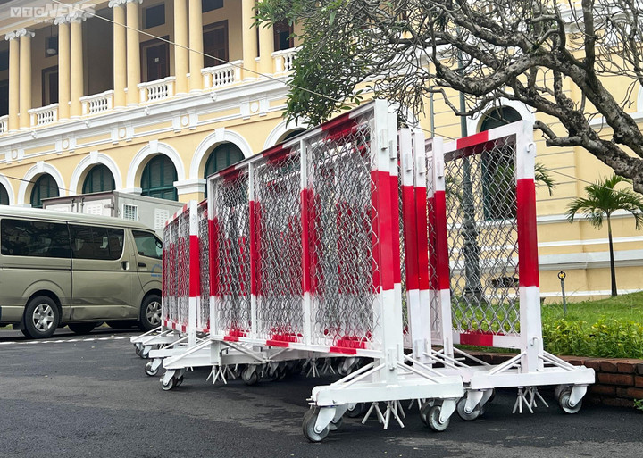 Xét xử dì ghẻ hành hạ bé gái 8 tuổi tới chết: Tòa cho dựng rạp, lắp màn hình LED - 9