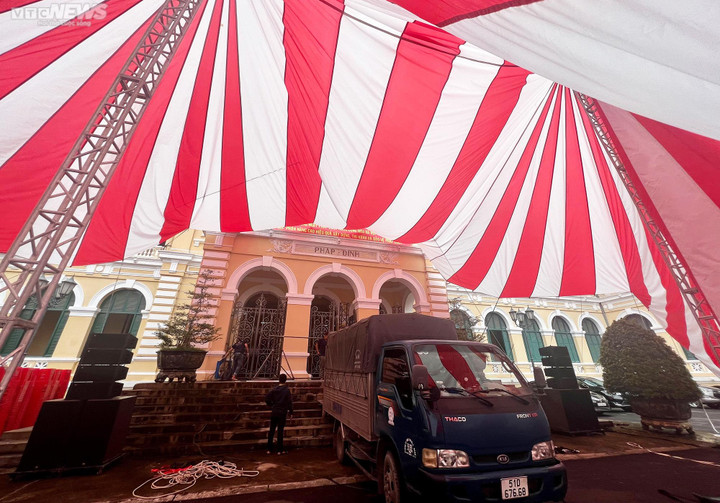 Xét xử dì ghẻ hành hạ bé gái 8 tuổi tới chết: Tòa cho dựng rạp, lắp màn hình LED - 2