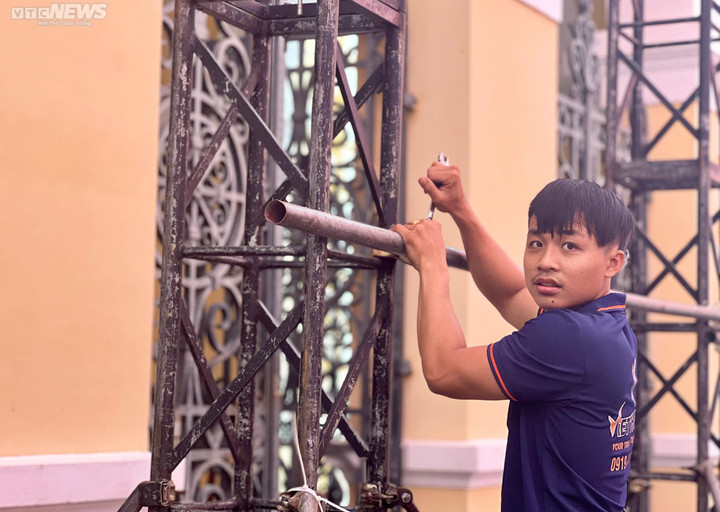 Xét xử dì ghẻ hành hạ bé gái 8 tuổi tới chết: Tòa cho dựng rạp, lắp màn hình LED - 3