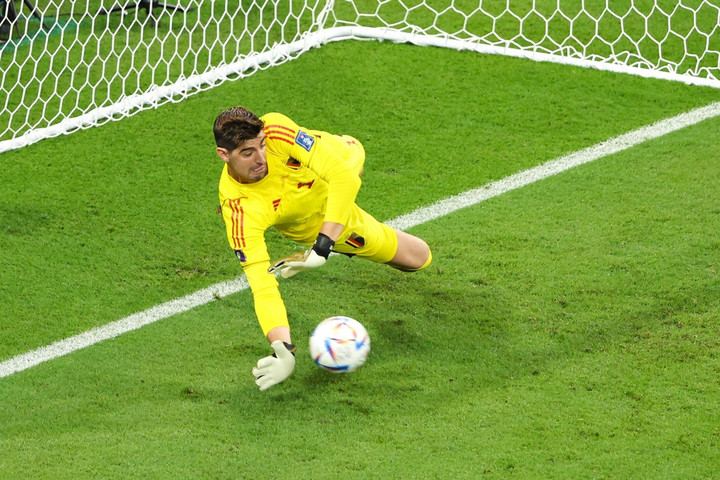 Xúc động khoảnh khắc người hùng tuyển Bỉ lên khán đài hôn vợ âu yếm - 1