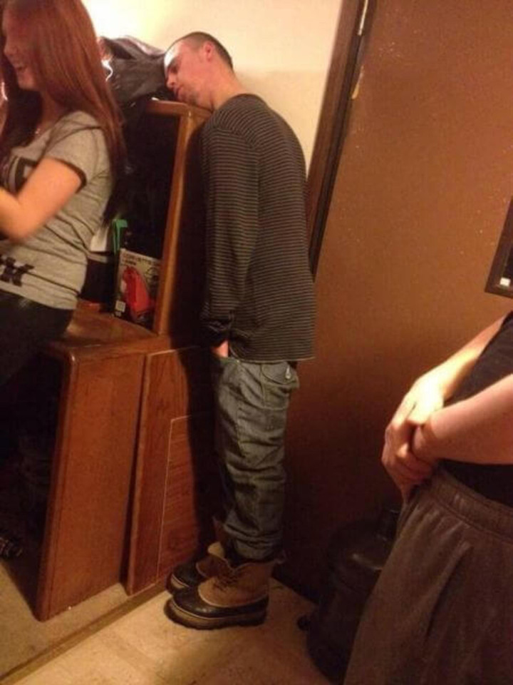 Những dáng ngủ có 1-0-2 ở nơi công cộng khiến người qua đường phải nén cười - 5