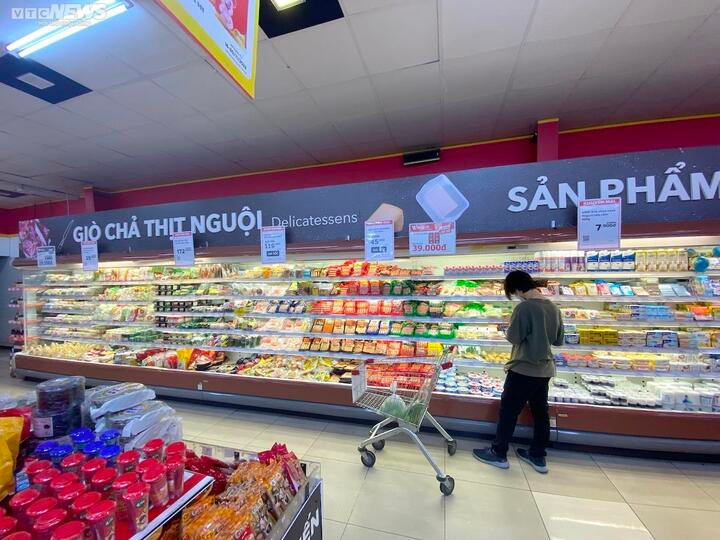 Siêu thị tưng bừng khuyến mại cuối năm, khách thỏa sức mua hàng giá rẻ - 9