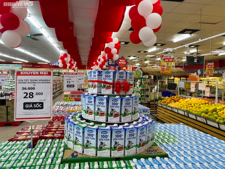 Siêu thị tưng bừng khuyến mại cuối năm, khách thỏa sức mua hàng giá rẻ - 10