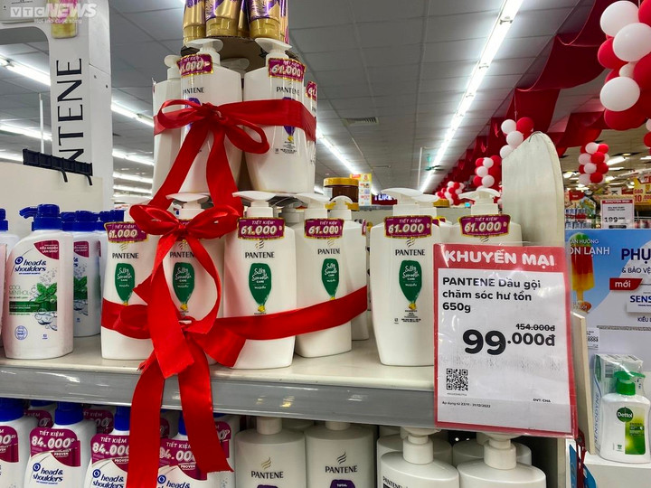 Siêu thị tưng bừng khuyến mại cuối năm, khách thỏa sức mua hàng giá rẻ - 7