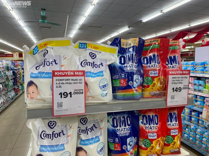 Siêu thị tưng bừng khuyến mại cuối năm, khách thỏa sức mua hàng giá rẻ - 4