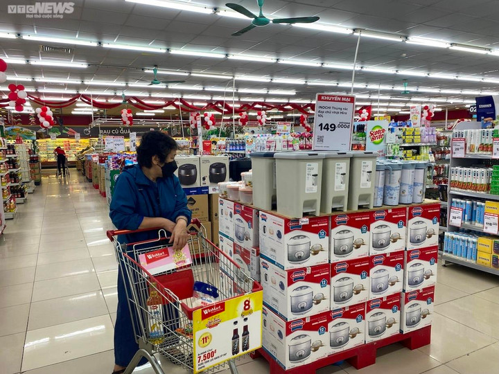 Siêu thị tưng bừng khuyến mại cuối năm, khách thỏa sức mua hàng giá rẻ - 8