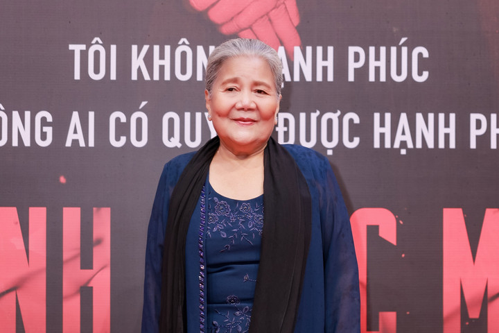 Vợ chồng O Sen 'dính như sam', Cát Phượng trẻ trung bất ngờ - 4