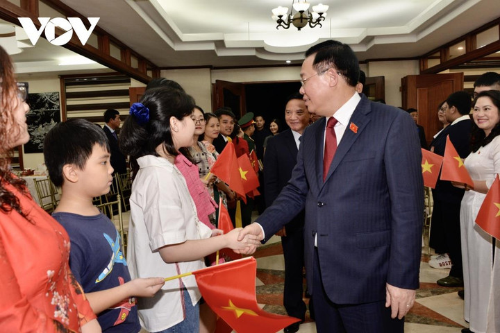 Chủ tịch Quốc hội thăm, nói chuyện với Đại sứ quán Việt Nam tại Philippines - 3